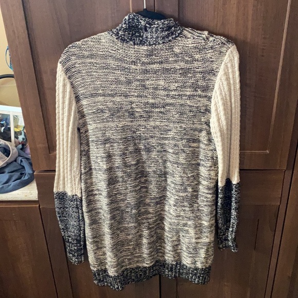 Open black and white sweater from urban outfitters - Picture 2 of 4